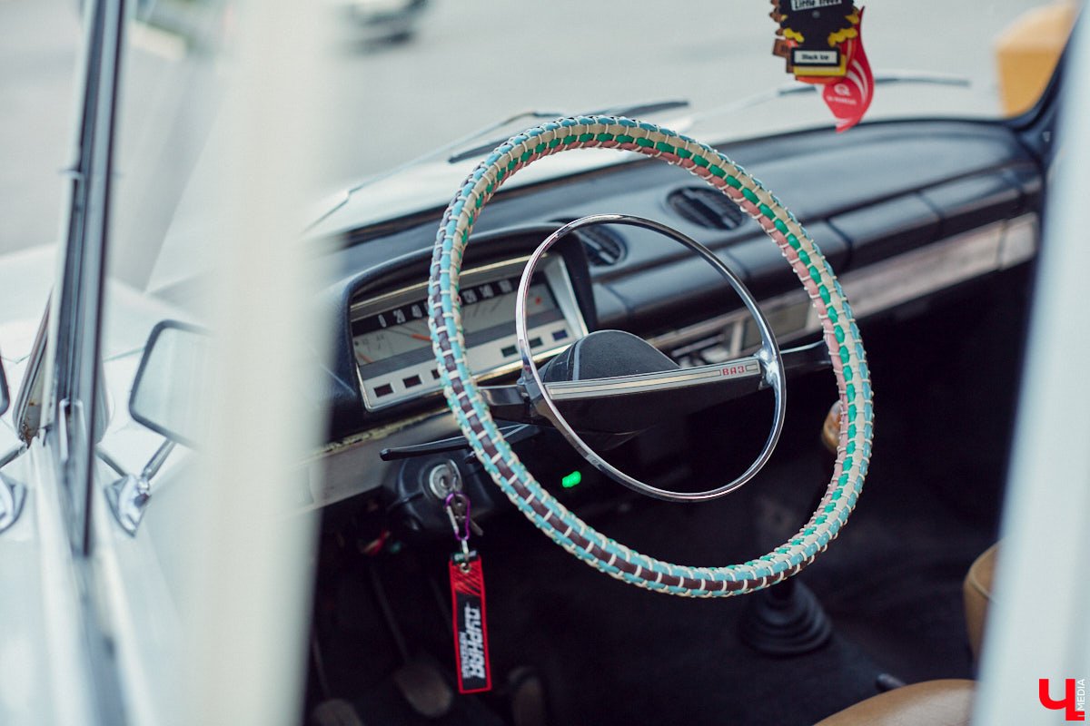 Встречи сразу двух сообществ автомобилистов прошли во Владимире. На площади у Белого дома собрались владельцы электрокаров и гибридов. К ним спонтанно присоединились поклонники ретромашин. Получился своеобразный баттл между будущим и прошлым, вполне дружелюбный и очень эстетичный. «Ключ-Медиа» удалось пообщаться с обеими сторонами и выяснить, в чем плюсы и минусы Tesla, зачем молодым людям старые авто и можно ли из «Запорожца» сделать электромобиль.