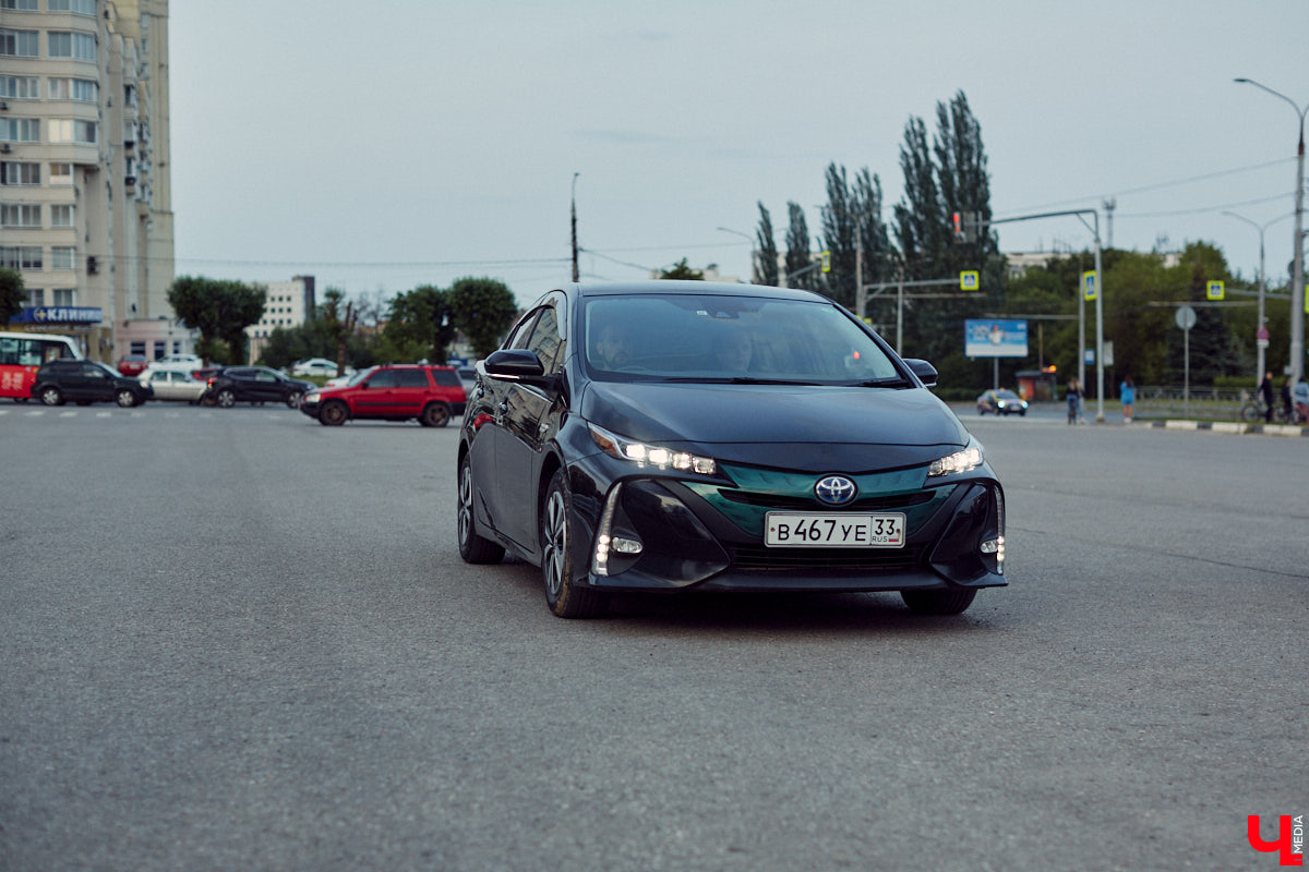 Встречи сразу двух сообществ автомобилистов прошли во Владимире. На площади у Белого дома собрались владельцы электрокаров и гибридов. К ним спонтанно присоединились поклонники ретромашин. Получился своеобразный баттл между будущим и прошлым, вполне дружелюбный и очень эстетичный. «Ключ-Медиа» удалось пообщаться с обеими сторонами и выяснить, в чем плюсы и минусы Tesla, зачем молодым людям старые авто и можно ли из «Запорожца» сделать электромобиль.