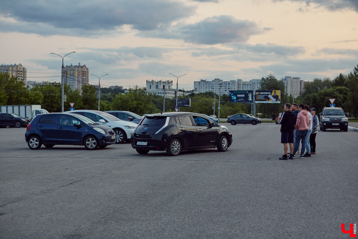 Встречи сразу двух сообществ автомобилистов прошли во Владимире. На площади у Белого дома собрались владельцы электрокаров и гибридов. К ним спонтанно присоединились поклонники ретромашин. Получился своеобразный баттл между будущим и прошлым, вполне дружелюбный и очень эстетичный. «Ключ-Медиа» удалось пообщаться с обеими сторонами и выяснить, в чем плюсы и минусы Tesla, зачем молодым людям старые авто и можно ли из «Запорожца» сделать электромобиль.
