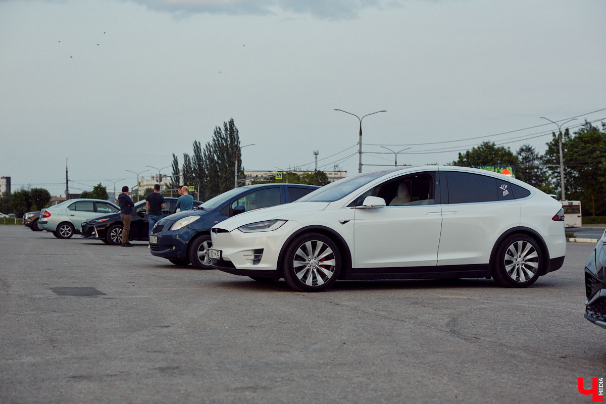 Встречи сразу двух сообществ автомобилистов прошли во Владимире. На площади у Белого дома собрались владельцы электрокаров и гибридов. К ним спонтанно присоединились поклонники ретромашин. Получился своеобразный баттл между будущим и прошлым, вполне дружелюбный и очень эстетичный. «Ключ-Медиа» удалось пообщаться с обеими сторонами и выяснить, в чем плюсы и минусы Tesla, зачем молодым людям старые авто и можно ли из «Запорожца» сделать электромобиль.