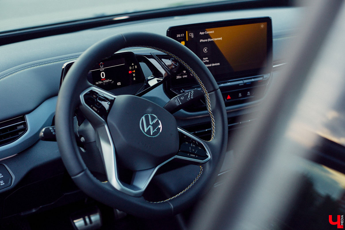 Встречи сразу двух сообществ автомобилистов прошли во Владимире. На площади у Белого дома собрались владельцы электрокаров и гибридов. К ним спонтанно присоединились поклонники ретромашин. Получился своеобразный баттл между будущим и прошлым, вполне дружелюбный и очень эстетичный. «Ключ-Медиа» удалось пообщаться с обеими сторонами и выяснить, в чем плюсы и минусы Tesla, зачем молодым людям старые авто и можно ли из «Запорожца» сделать электромобиль.