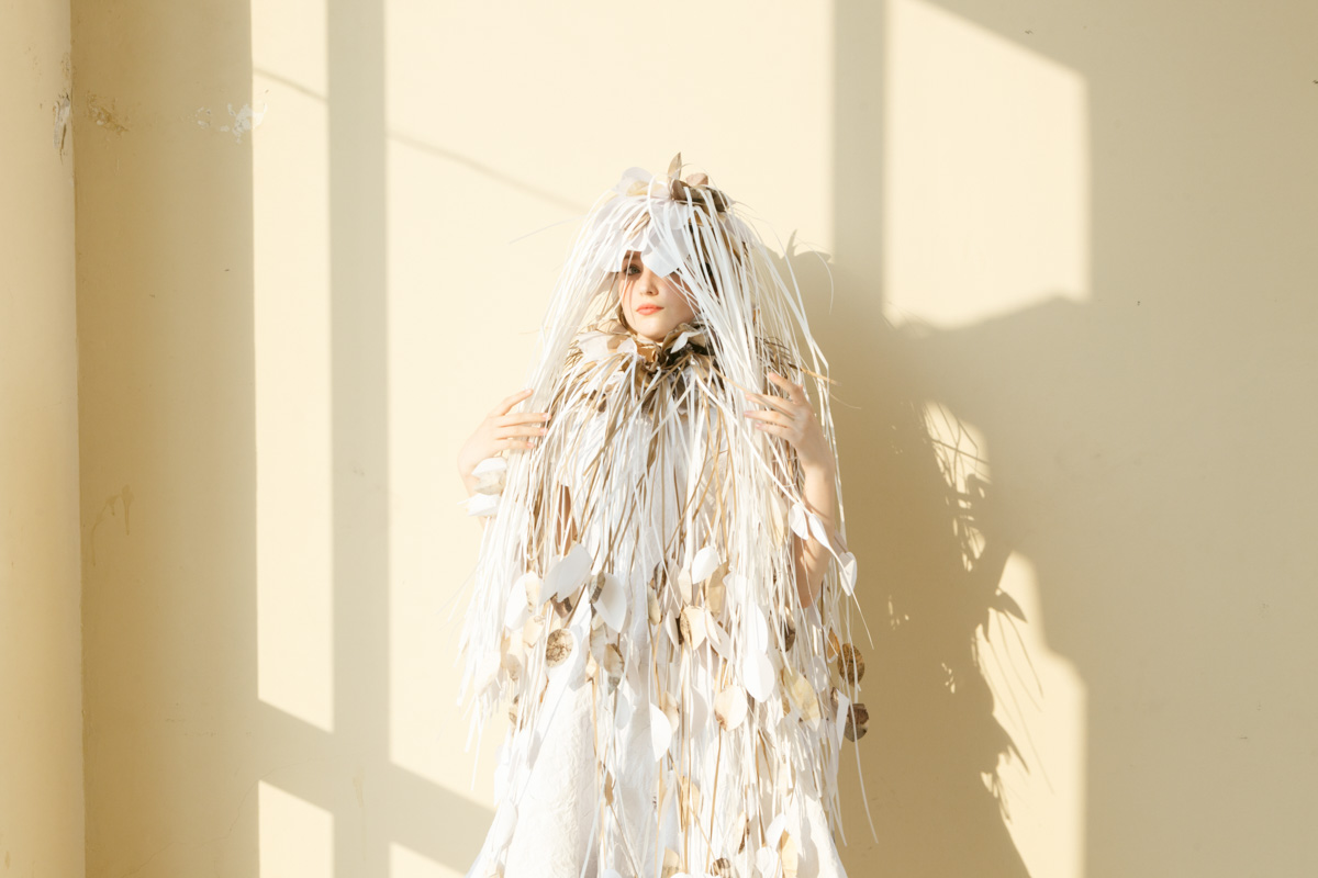 Коллекцию из 12 уникальных бумажных платьев, которая была создана в коллаборации дизайнеров из Владимира и Томска, теперь смогут увидеть и местные ценители прекрасного. А заодно примерить некоторые аксессуары. Смотрите фото с показа перед началом выставки и с последними приготовлениями к ее открытию.