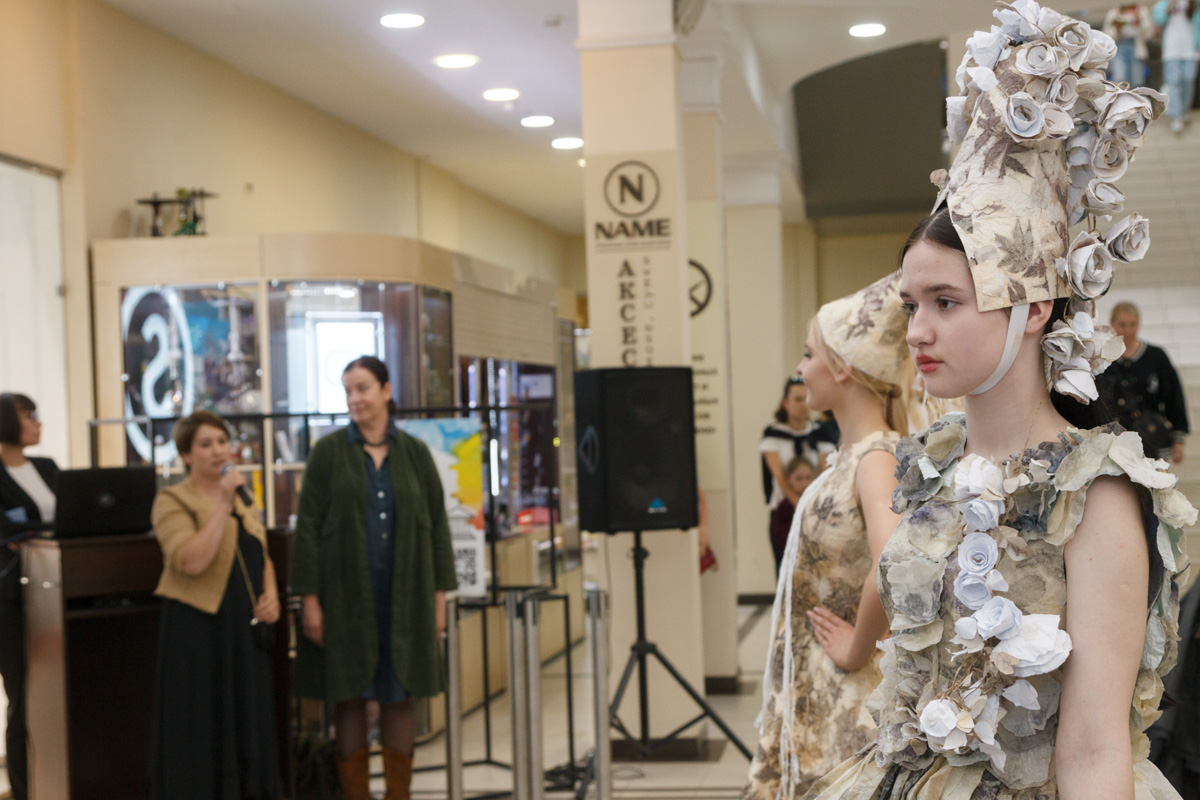 Коллекцию из 12 уникальных бумажных платьев, которая была создана в коллаборации дизайнеров из Владимира и Томска, теперь смогут увидеть и местные ценители прекрасного. А заодно примерить некоторые аксессуары. Смотрите фото с показа перед началом выставки и с последними приготовлениями к ее открытию.