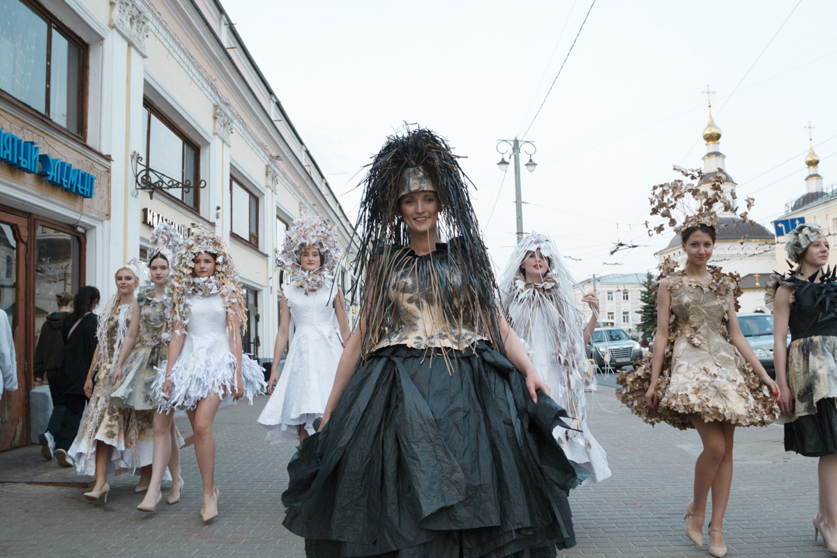 Коллекцию из 12 уникальных бумажных платьев, которая была создана в коллаборации дизайнеров из Владимира и Томска, теперь смогут увидеть и местные ценители прекрасного. А заодно примерить некоторые аксессуары. Смотрите фото с показа перед началом выставки и с последними приготовлениями к ее открытию.