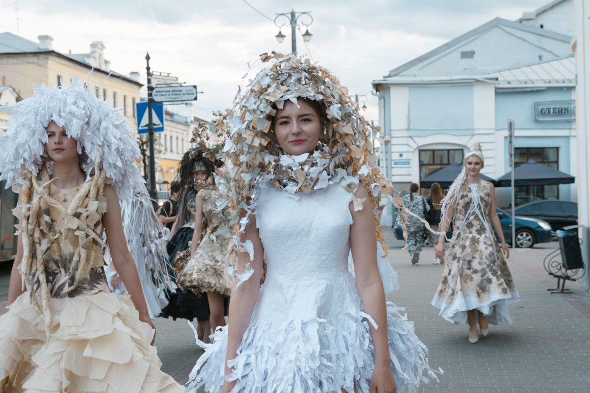 Коллекцию из 12 уникальных бумажных платьев, которая была создана в коллаборации дизайнеров из Владимира и Томска, теперь смогут увидеть и местные ценители прекрасного. А заодно примерить некоторые аксессуары. Смотрите фото с показа перед началом выставки и с последними приготовлениями к ее открытию.