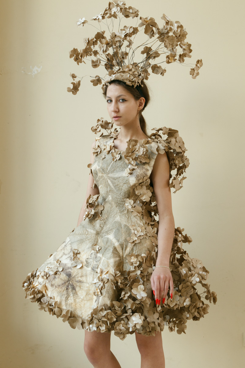 Коллекцию из 12 уникальных бумажных платьев, которая была создана в коллаборации дизайнеров из Владимира и Томска, теперь смогут увидеть и местные ценители прекрасного. А заодно примерить некоторые аксессуары. Смотрите фото с показа перед началом выставки и с последними приготовлениями к ее открытию.