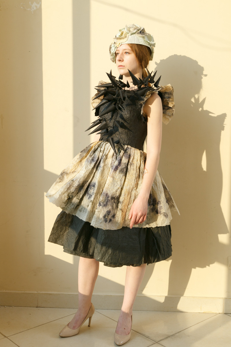 Коллекцию из 12 уникальных бумажных платьев, которая была создана в коллаборации дизайнеров из Владимира и Томска, теперь смогут увидеть и местные ценители прекрасного. А заодно примерить некоторые аксессуары. Смотрите фото с показа перед началом выставки и с последними приготовлениями к ее открытию.