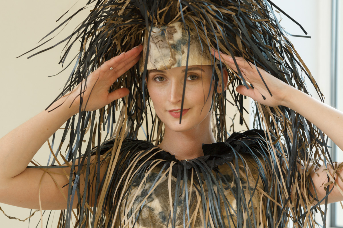 Коллекцию из 12 уникальных бумажных платьев, которая была создана в коллаборации дизайнеров из Владимира и Томска, теперь смогут увидеть и местные ценители прекрасного. А заодно примерить некоторые аксессуары. Смотрите фото с показа перед началом выставки и с последними приготовлениями к ее открытию.