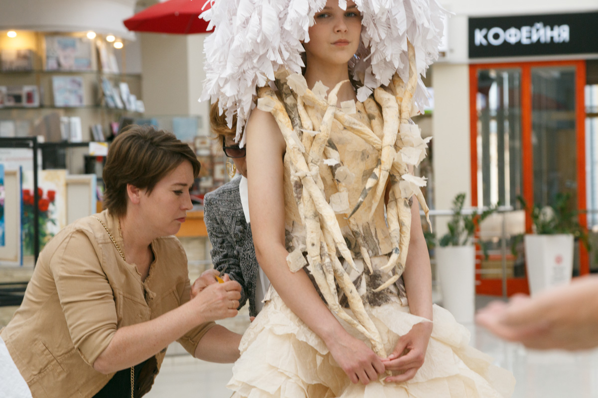 Коллекцию из 12 уникальных бумажных платьев, которая была создана в коллаборации дизайнеров из Владимира и Томска, теперь смогут увидеть и местные ценители прекрасного. А заодно примерить некоторые аксессуары. Смотрите фото с показа перед началом выставки и с последними приготовлениями к ее открытию.