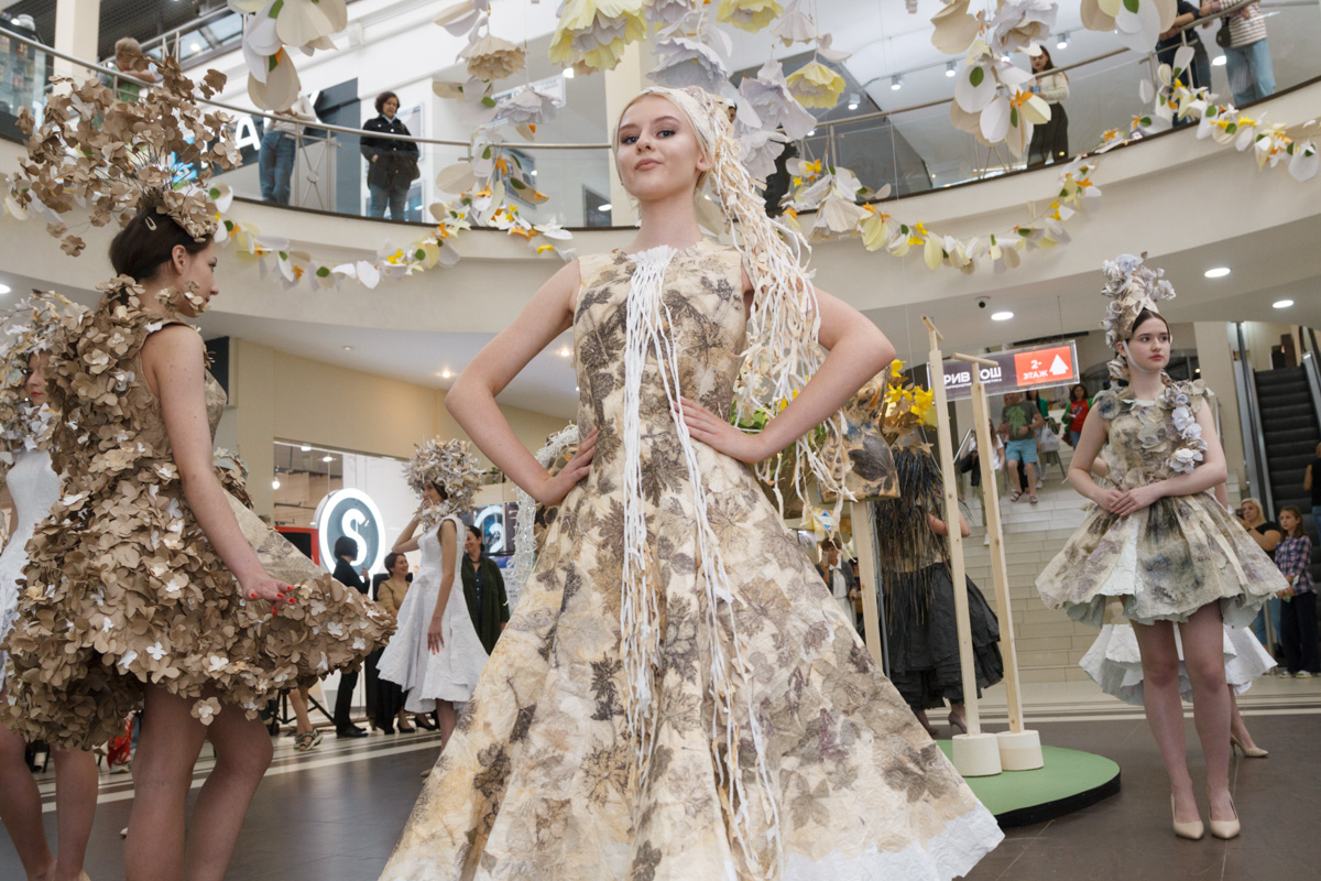 Коллекцию из 12 уникальных бумажных платьев, которая была создана в коллаборации дизайнеров из Владимира и Томска, теперь смогут увидеть и местные ценители прекрасного. А заодно примерить некоторые аксессуары. Смотрите фото с показа перед началом выставки и с последними приготовлениями к ее открытию.