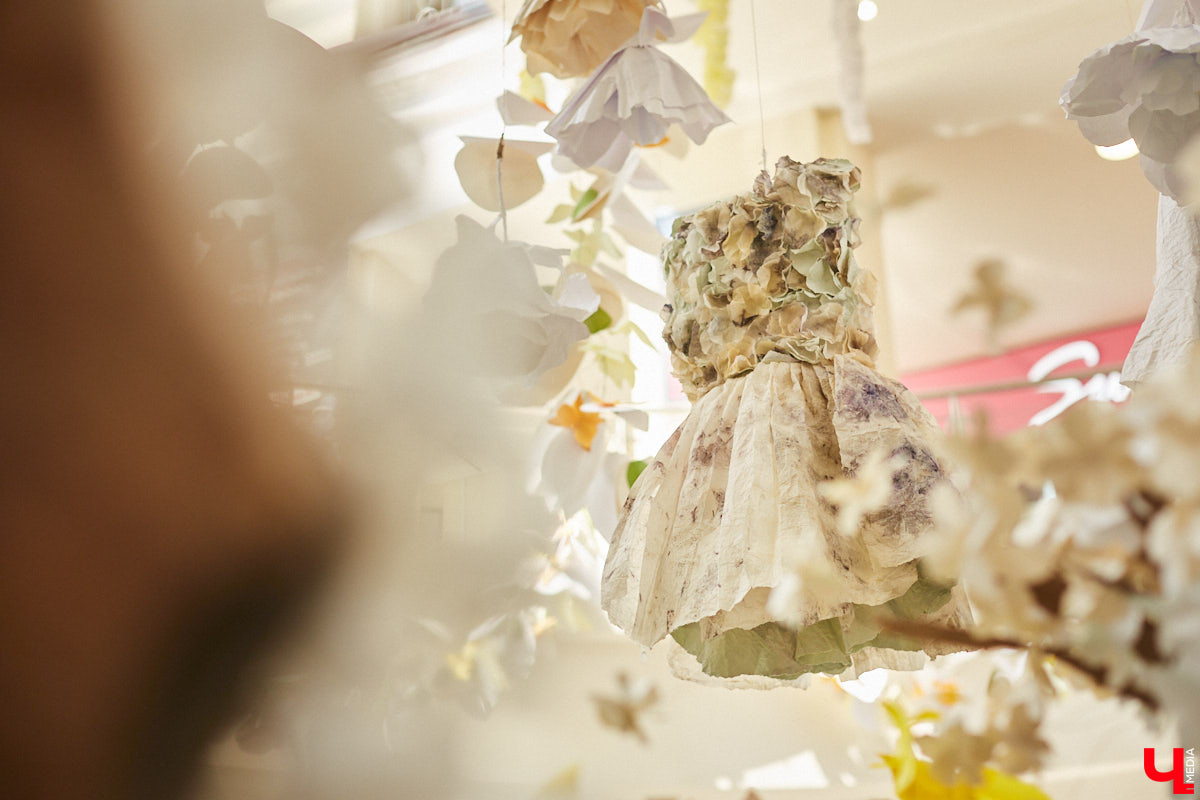Коллекцию из 12 уникальных бумажных платьев, которая была создана в коллаборации дизайнеров из Владимира и Томска, теперь смогут увидеть и местные ценители прекрасного. А заодно примерить некоторые аксессуары. Смотрите фото с показа перед началом выставки и с последними приготовлениями к ее открытию.