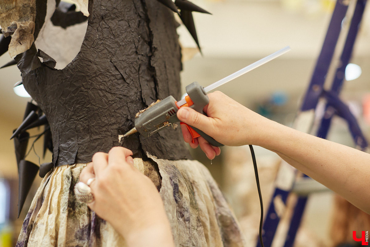 Коллекцию из 12 уникальных бумажных платьев, которая была создана в коллаборации дизайнеров из Владимира и Томска, теперь смогут увидеть и местные ценители прекрасного. А заодно примерить некоторые аксессуары. Смотрите фото с показа перед началом выставки и с последними приготовлениями к ее открытию.