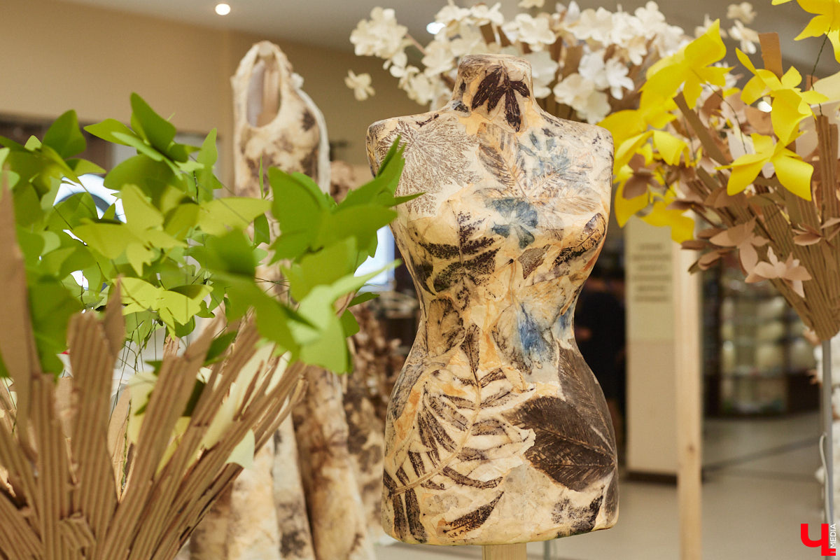 Коллекцию из 12 уникальных бумажных платьев, которая была создана в коллаборации дизайнеров из Владимира и Томска, теперь смогут увидеть и местные ценители прекрасного. А заодно примерить некоторые аксессуары. Смотрите фото с показа перед началом выставки и с последними приготовлениями к ее открытию.