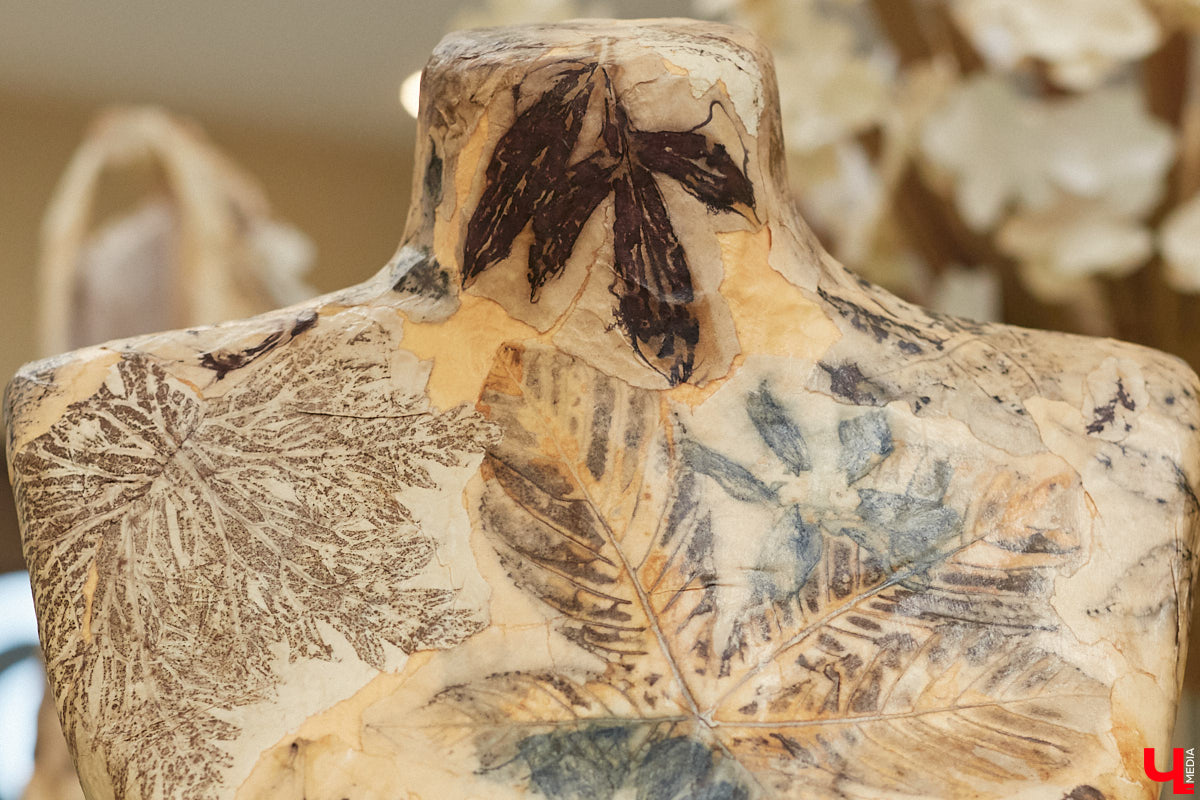 Коллекцию из 12 уникальных бумажных платьев, которая была создана в коллаборации дизайнеров из Владимира и Томска, теперь смогут увидеть и местные ценители прекрасного. А заодно примерить некоторые аксессуары. Смотрите фото с показа перед началом выставки и с последними приготовлениями к ее открытию.