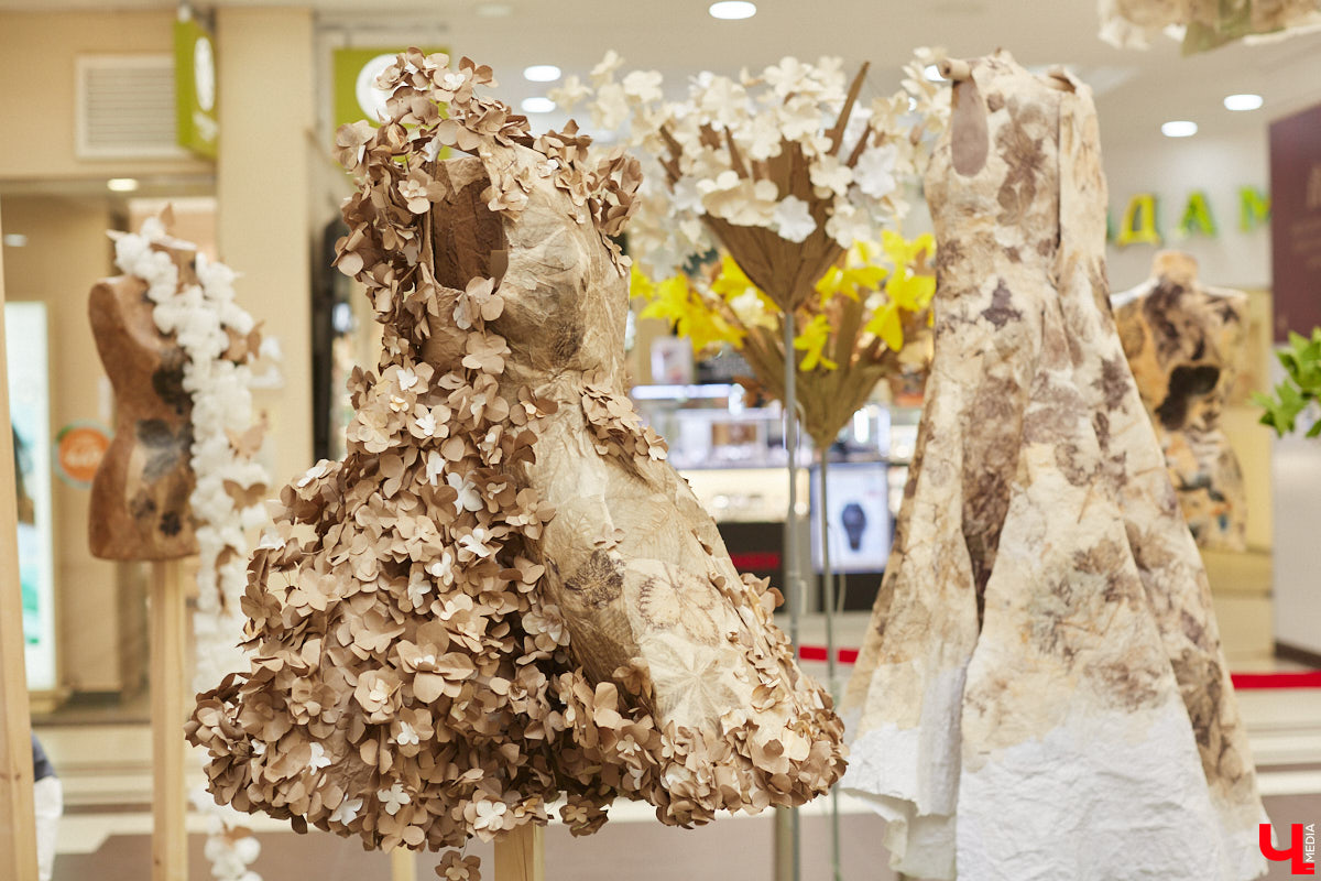 Коллекцию из 12 уникальных бумажных платьев, которая была создана в коллаборации дизайнеров из Владимира и Томска, теперь смогут увидеть и местные ценители прекрасного. А заодно примерить некоторые аксессуары. Смотрите фото с показа перед началом выставки и с последними приготовлениями к ее открытию.