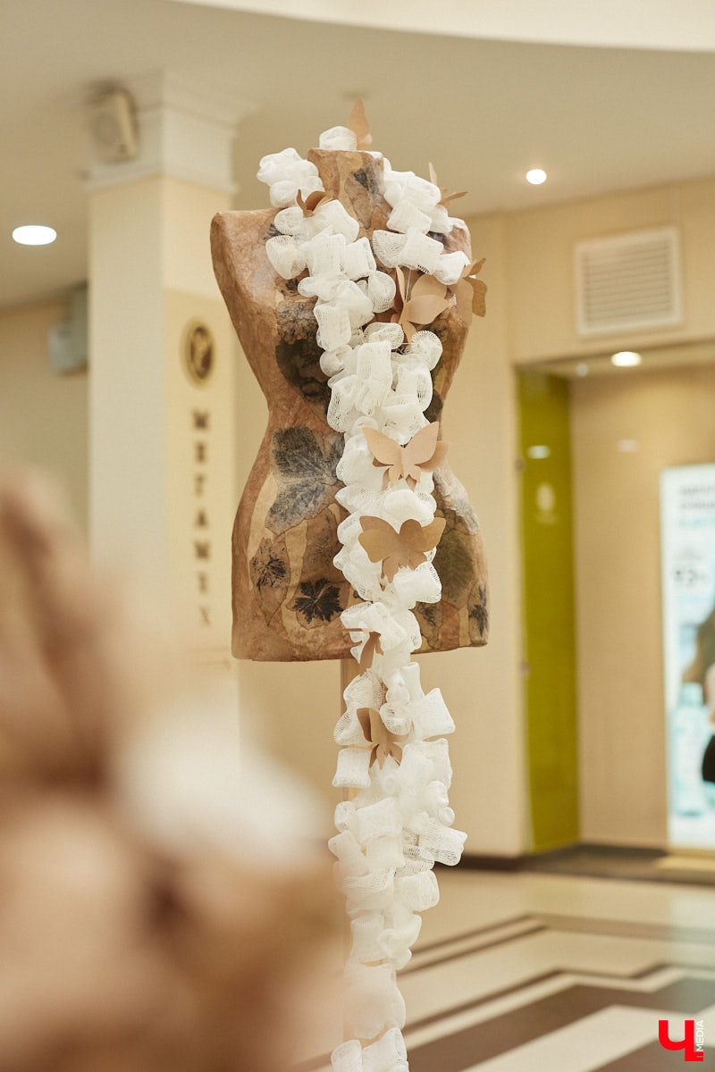 Коллекцию из 12 уникальных бумажных платьев, которая была создана в коллаборации дизайнеров из Владимира и Томска, теперь смогут увидеть и местные ценители прекрасного. А заодно примерить некоторые аксессуары. Смотрите фото с показа перед началом выставки и с последними приготовлениями к ее открытию.