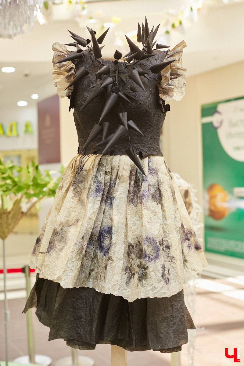 Коллекцию из 12 уникальных бумажных платьев, которая была создана в коллаборации дизайнеров из Владимира и Томска, теперь смогут увидеть и местные ценители прекрасного. А заодно примерить некоторые аксессуары. Смотрите фото с показа перед началом выставки и с последними приготовлениями к ее открытию.