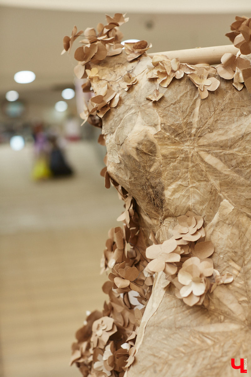 Коллекцию из 12 уникальных бумажных платьев, которая была создана в коллаборации дизайнеров из Владимира и Томска, теперь смогут увидеть и местные ценители прекрасного. А заодно примерить некоторые аксессуары. Смотрите фото с показа перед началом выставки и с последними приготовлениями к ее открытию.