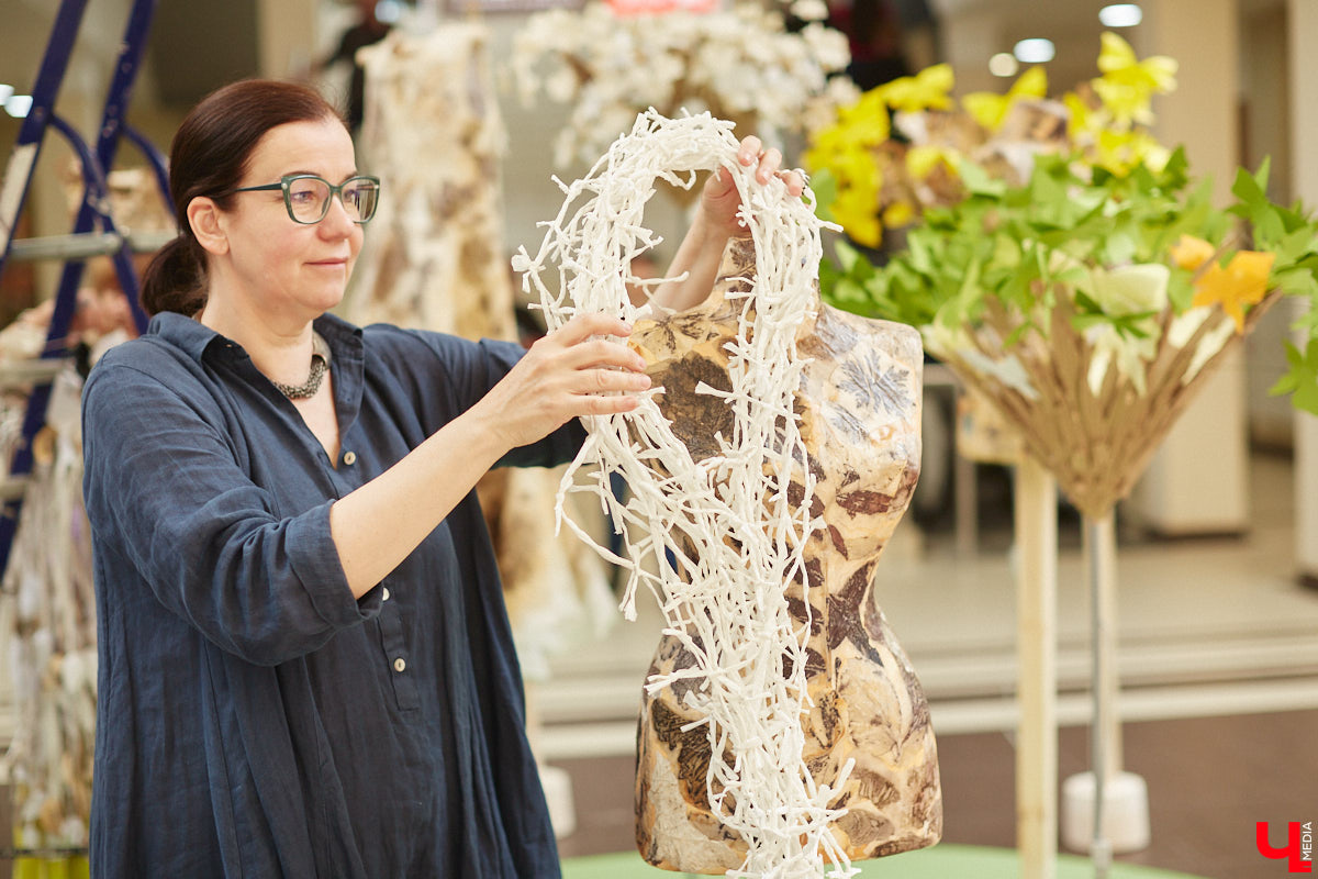 Коллекцию из 12 уникальных бумажных платьев, которая была создана в коллаборации дизайнеров из Владимира и Томска, теперь смогут увидеть и местные ценители прекрасного. А заодно примерить некоторые аксессуары. Смотрите фото с показа перед началом выставки и с последними приготовлениями к ее открытию.