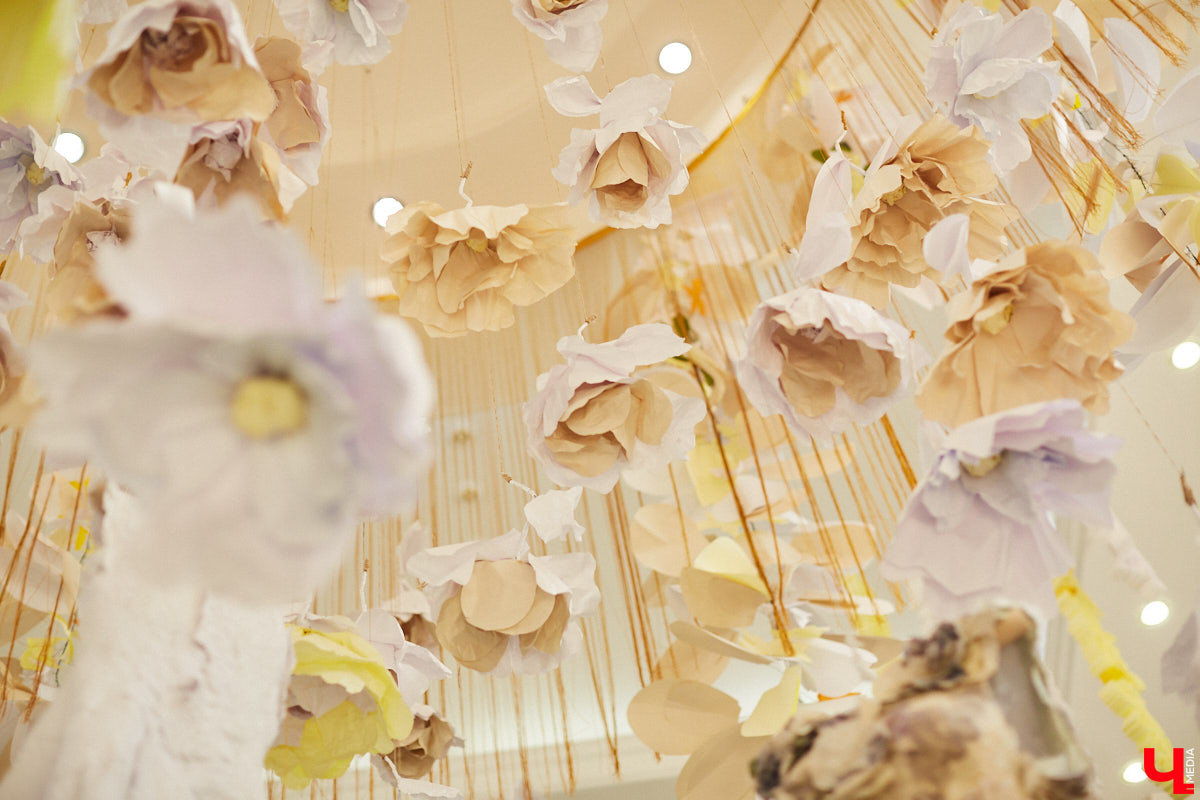 Коллекцию из 12 уникальных бумажных платьев, которая была создана в коллаборации дизайнеров из Владимира и Томска, теперь смогут увидеть и местные ценители прекрасного. А заодно примерить некоторые аксессуары. Смотрите фото с показа перед началом выставки и с последними приготовлениями к ее открытию.