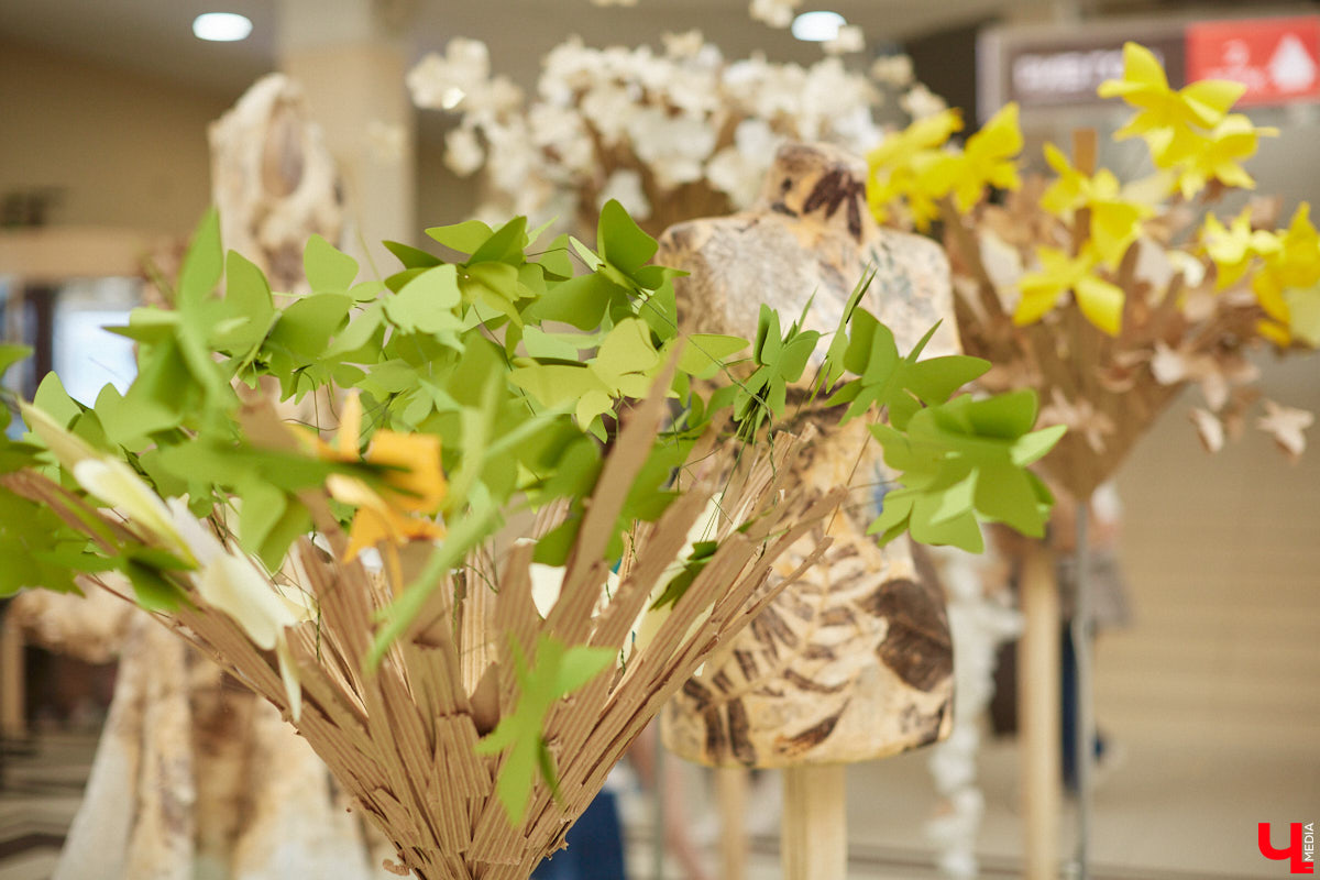 Коллекцию из 12 уникальных бумажных платьев, которая была создана в коллаборации дизайнеров из Владимира и Томска, теперь смогут увидеть и местные ценители прекрасного. А заодно примерить некоторые аксессуары. Смотрите фото с показа перед началом выставки и с последними приготовлениями к ее открытию.