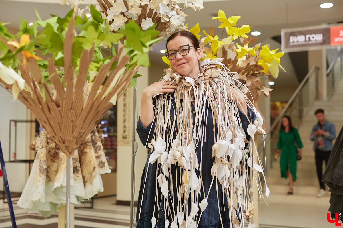 Коллекцию из 12 уникальных бумажных платьев, которая была создана в коллаборации дизайнеров из Владимира и Томска, теперь смогут увидеть и местные ценители прекрасного. А заодно примерить некоторые аксессуары. Смотрите фото с показа перед началом выставки и с последними приготовлениями к ее открытию.