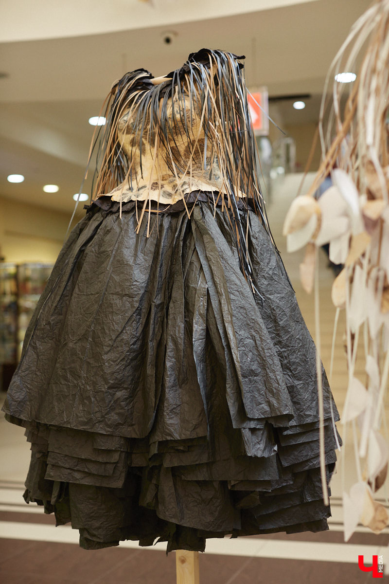 Коллекцию из 12 уникальных бумажных платьев, которая была создана в коллаборации дизайнеров из Владимира и Томска, теперь смогут увидеть и местные ценители прекрасного. А заодно примерить некоторые аксессуары. Смотрите фото с показа перед началом выставки и с последними приготовлениями к ее открытию.