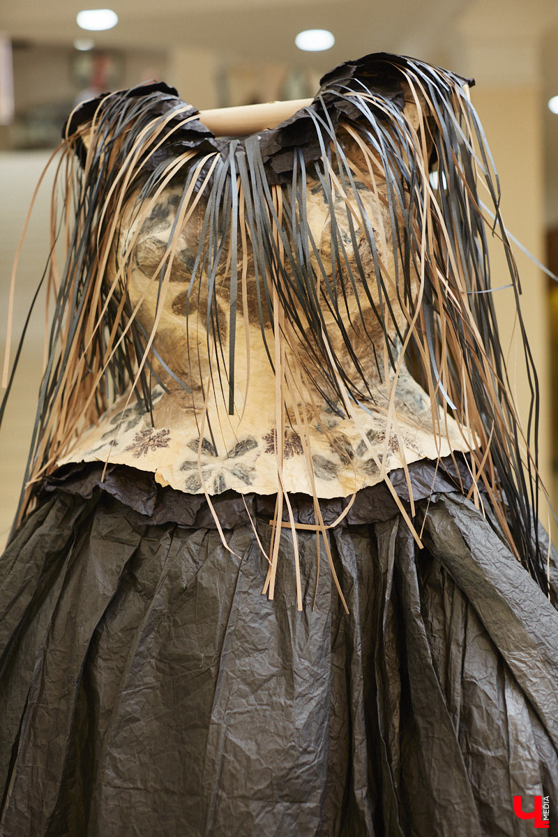 Коллекцию из 12 уникальных бумажных платьев, которая была создана в коллаборации дизайнеров из Владимира и Томска, теперь смогут увидеть и местные ценители прекрасного. А заодно примерить некоторые аксессуары. Смотрите фото с показа перед началом выставки и с последними приготовлениями к ее открытию.