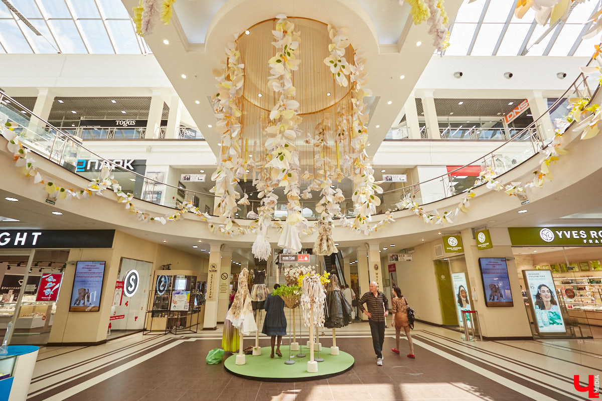 Коллекцию из 12 уникальных бумажных платьев, которая была создана в коллаборации дизайнеров из Владимира и Томска, теперь смогут увидеть и местные ценители прекрасного. А заодно примерить некоторые аксессуары. Смотрите фото с показа перед началом выставки и с последними приготовлениями к ее открытию.