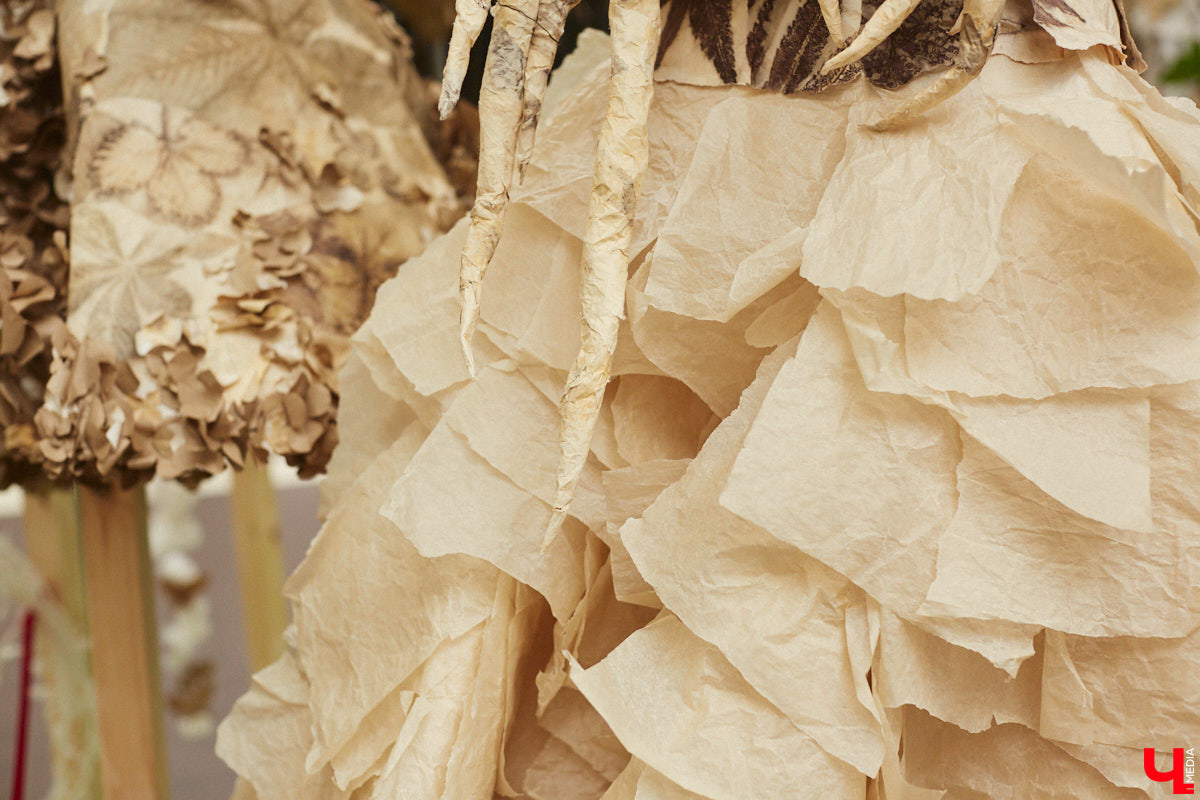 Коллекцию из 12 уникальных бумажных платьев, которая была создана в коллаборации дизайнеров из Владимира и Томска, теперь смогут увидеть и местные ценители прекрасного. А заодно примерить некоторые аксессуары. Смотрите фото с показа перед началом выставки и с последними приготовлениями к ее открытию.