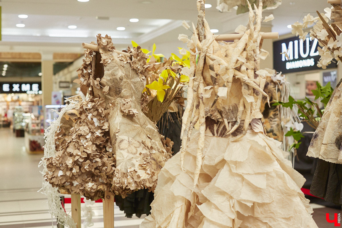 Коллекцию из 12 уникальных бумажных платьев, которая была создана в коллаборации дизайнеров из Владимира и Томска, теперь смогут увидеть и местные ценители прекрасного. А заодно примерить некоторые аксессуары. Смотрите фото с показа перед началом выставки и с последними приготовлениями к ее открытию.