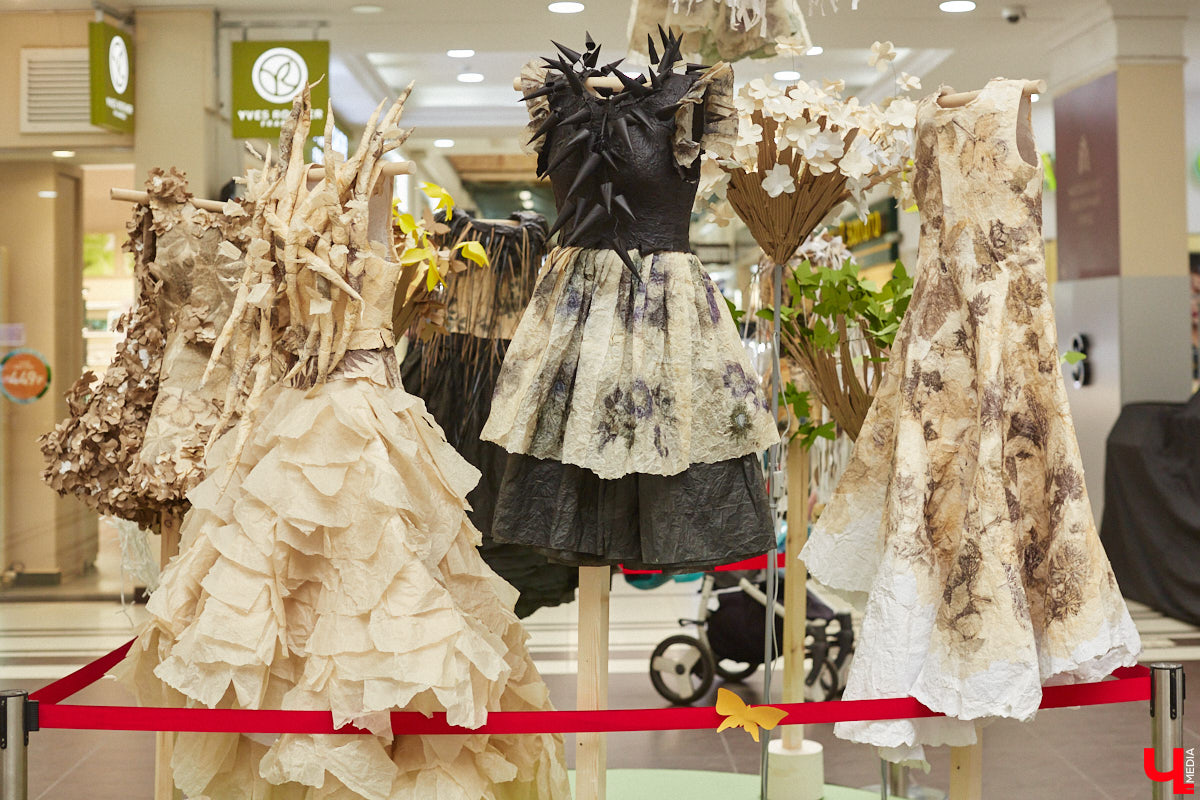 Коллекцию из 12 уникальных бумажных платьев, которая была создана в коллаборации дизайнеров из Владимира и Томска, теперь смогут увидеть и местные ценители прекрасного. А заодно примерить некоторые аксессуары. Смотрите фото с показа перед началом выставки и с последними приготовлениями к ее открытию.