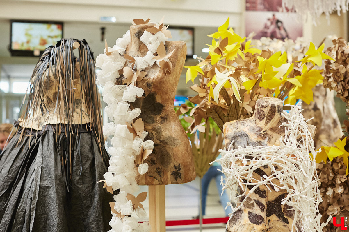 Коллекцию из 12 уникальных бумажных платьев, которая была создана в коллаборации дизайнеров из Владимира и Томска, теперь смогут увидеть и местные ценители прекрасного. А заодно примерить некоторые аксессуары. Смотрите фото с показа перед началом выставки и с последними приготовлениями к ее открытию.