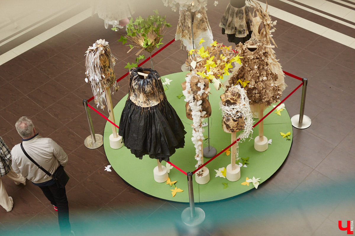 Коллекцию из 12 уникальных бумажных платьев, которая была создана в коллаборации дизайнеров из Владимира и Томска, теперь смогут увидеть и местные ценители прекрасного. А заодно примерить некоторые аксессуары. Смотрите фото с показа перед началом выставки и с последними приготовлениями к ее открытию.