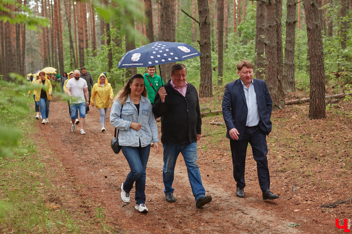 В дождевиках, но с улыбками! На озере Запольское прошел третий по счету субботник «Чистое озеро». Причем с подарками не только от организаторов мероприятия, но и от погоды. Уже третий год подряд неравнодушные граждане собираются вместе, чтобы проявить заботу об окружающей среде. Ну как мы могли пропустить такое важное событие, которое еще и завершилось BBQ-вечеринкой? Читайте и вы наш экологичный фоторепортаж.