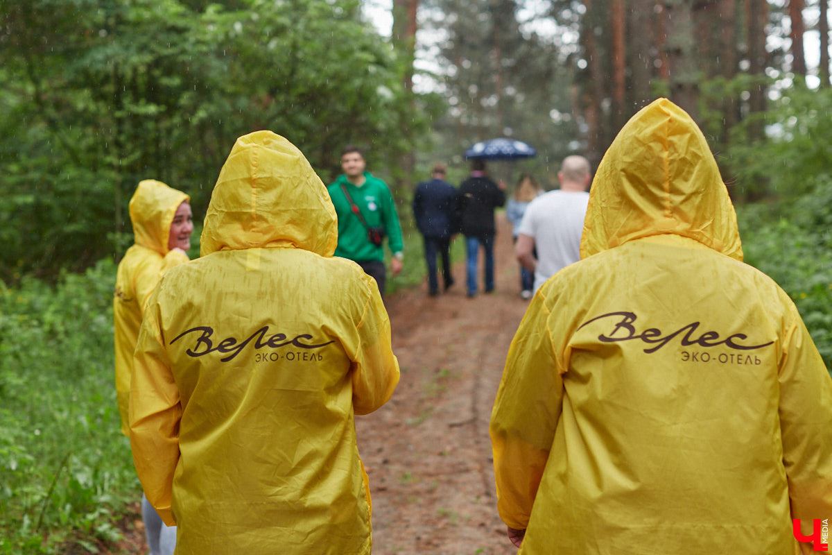 В дождевиках, но с улыбками! На озере Запольское прошел третий по счету субботник «Чистое озеро». Причем с подарками не только от организаторов мероприятия, но и от погоды. Уже третий год подряд неравнодушные граждане собираются вместе, чтобы проявить заботу об окружающей среде. Ну как мы могли пропустить такое важное событие, которое еще и завершилось BBQ-вечеринкой? Читайте и вы наш экологичный фоторепортаж.