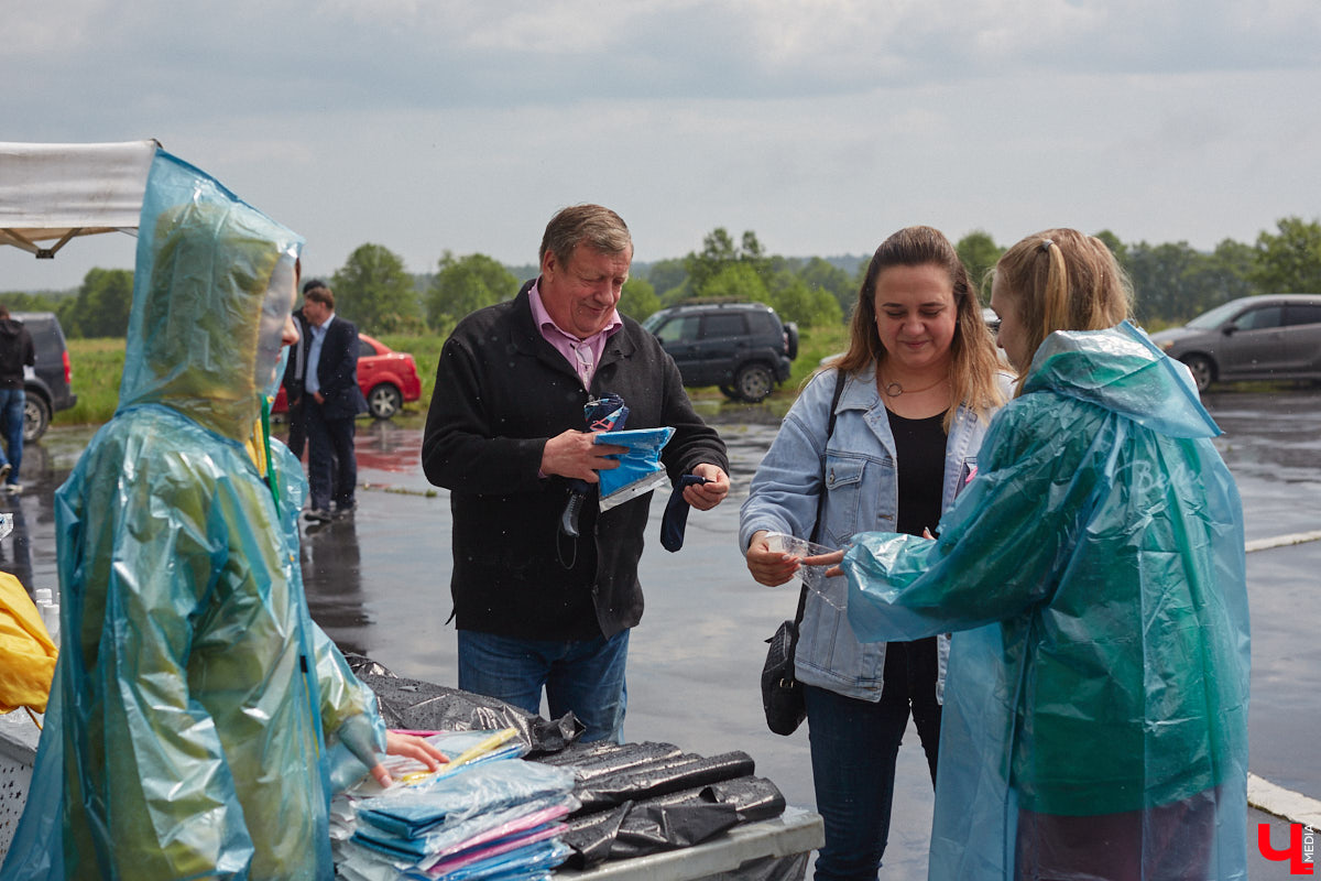 В дождевиках, но с улыбками! На озере Запольское прошел третий по счету субботник «Чистое озеро». Причем с подарками не только от организаторов мероприятия, но и от погоды. Уже третий год подряд неравнодушные граждане собираются вместе, чтобы проявить заботу об окружающей среде. Ну как мы могли пропустить такое важное событие, которое еще и завершилось BBQ-вечеринкой? Читайте и вы наш экологичный фоторепортаж.