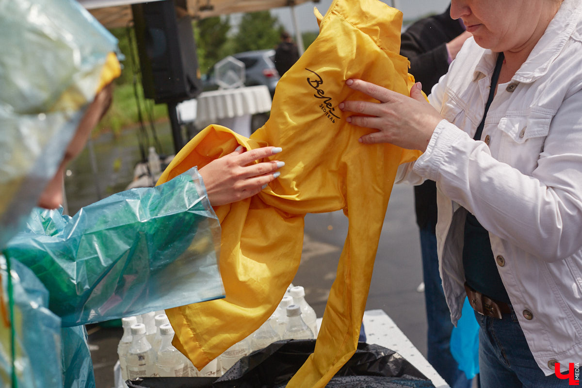 В дождевиках, но с улыбками! На озере Запольское прошел третий по счету субботник «Чистое озеро». Причем с подарками не только от организаторов мероприятия, но и от погоды. Уже третий год подряд неравнодушные граждане собираются вместе, чтобы проявить заботу об окружающей среде. Ну как мы могли пропустить такое важное событие, которое еще и завершилось BBQ-вечеринкой? Читайте и вы наш экологичный фоторепортаж.