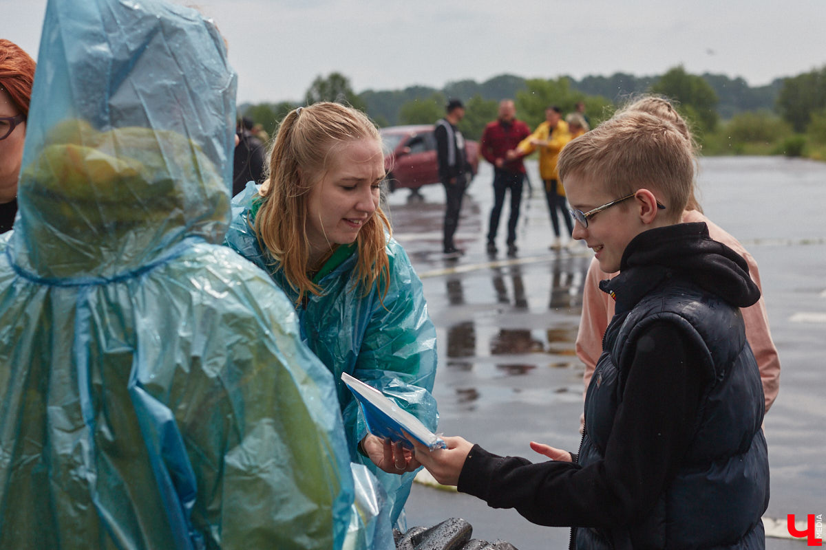 В дождевиках, но с улыбками! На озере Запольское прошел третий по счету субботник «Чистое озеро». Причем с подарками не только от организаторов мероприятия, но и от погоды. Уже третий год подряд неравнодушные граждане собираются вместе, чтобы проявить заботу об окружающей среде. Ну как мы могли пропустить такое важное событие, которое еще и завершилось BBQ-вечеринкой? Читайте и вы наш экологичный фоторепортаж.
