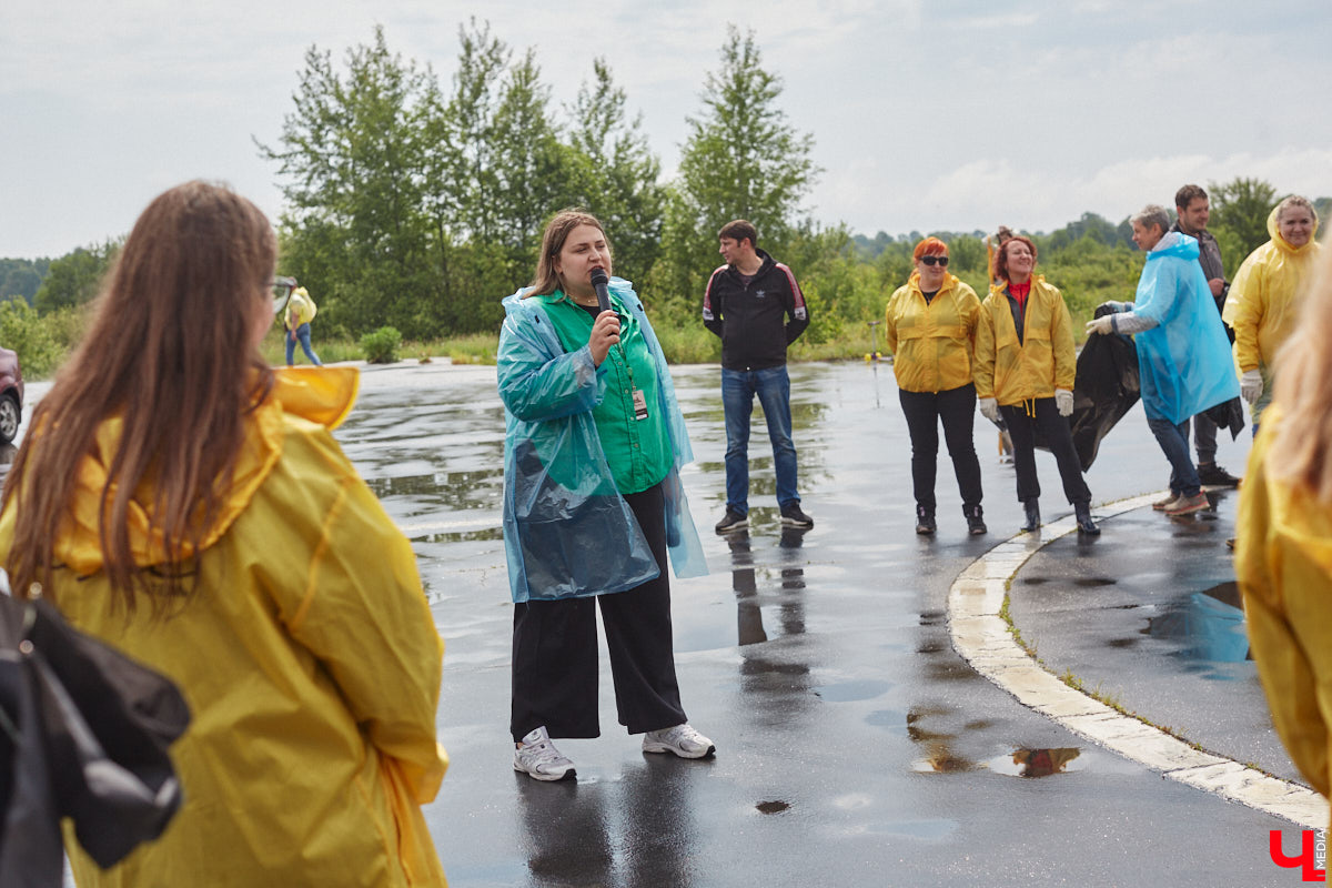 В дождевиках, но с улыбками! На озере Запольское прошел третий по счету субботник «Чистое озеро». Причем с подарками не только от организаторов мероприятия, но и от погоды. Уже третий год подряд неравнодушные граждане собираются вместе, чтобы проявить заботу об окружающей среде. Ну как мы могли пропустить такое важное событие, которое еще и завершилось BBQ-вечеринкой? Читайте и вы наш экологичный фоторепортаж.
