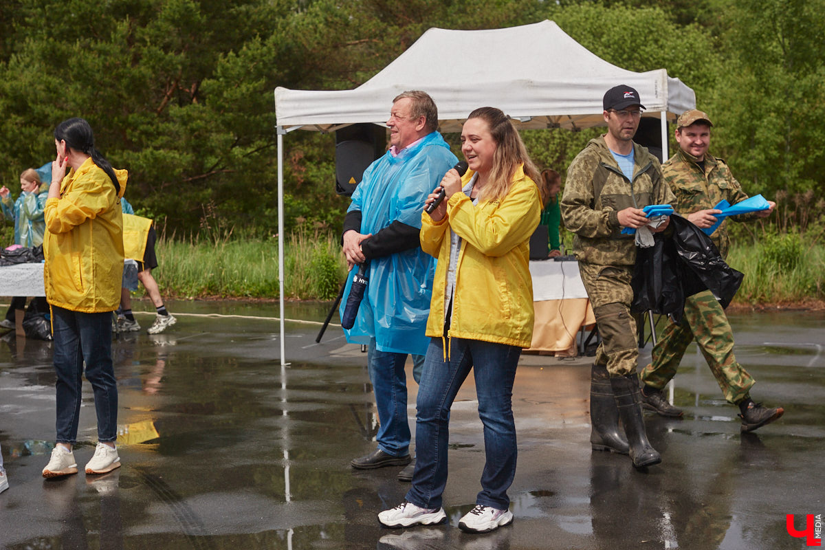 В дождевиках, но с улыбками! На озере Запольское прошел третий по счету субботник «Чистое озеро». Причем с подарками не только от организаторов мероприятия, но и от погоды. Уже третий год подряд неравнодушные граждане собираются вместе, чтобы проявить заботу об окружающей среде. Ну как мы могли пропустить такое важное событие, которое еще и завершилось BBQ-вечеринкой? Читайте и вы наш экологичный фоторепортаж.