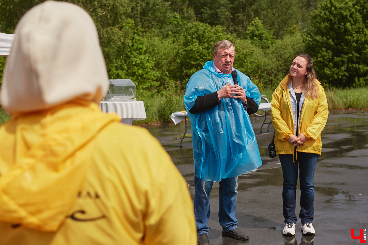 В дождевиках, но с улыбками! На озере Запольское прошел третий по счету субботник «Чистое озеро». Причем с подарками не только от организаторов мероприятия, но и от погоды. Уже третий год подряд неравнодушные граждане собираются вместе, чтобы проявить заботу об окружающей среде. Ну как мы могли пропустить такое важное событие, которое еще и завершилось BBQ-вечеринкой? Читайте и вы наш экологичный фоторепортаж.