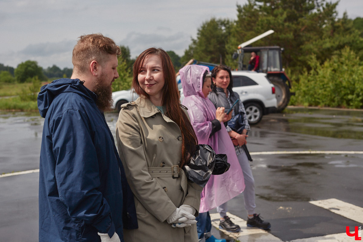 В дождевиках, но с улыбками! На озере Запольское прошел третий по счету субботник «Чистое озеро». Причем с подарками не только от организаторов мероприятия, но и от погоды. Уже третий год подряд неравнодушные граждане собираются вместе, чтобы проявить заботу об окружающей среде. Ну как мы могли пропустить такое важное событие, которое еще и завершилось BBQ-вечеринкой? Читайте и вы наш экологичный фоторепортаж.