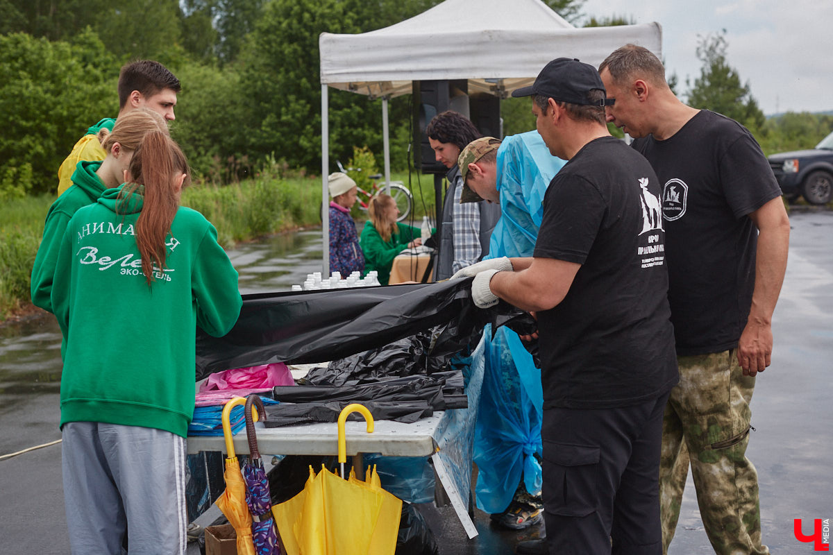 В дождевиках, но с улыбками! На озере Запольское прошел третий по счету субботник «Чистое озеро». Причем с подарками не только от организаторов мероприятия, но и от погоды. Уже третий год подряд неравнодушные граждане собираются вместе, чтобы проявить заботу об окружающей среде. Ну как мы могли пропустить такое важное событие, которое еще и завершилось BBQ-вечеринкой? Читайте и вы наш экологичный фоторепортаж.