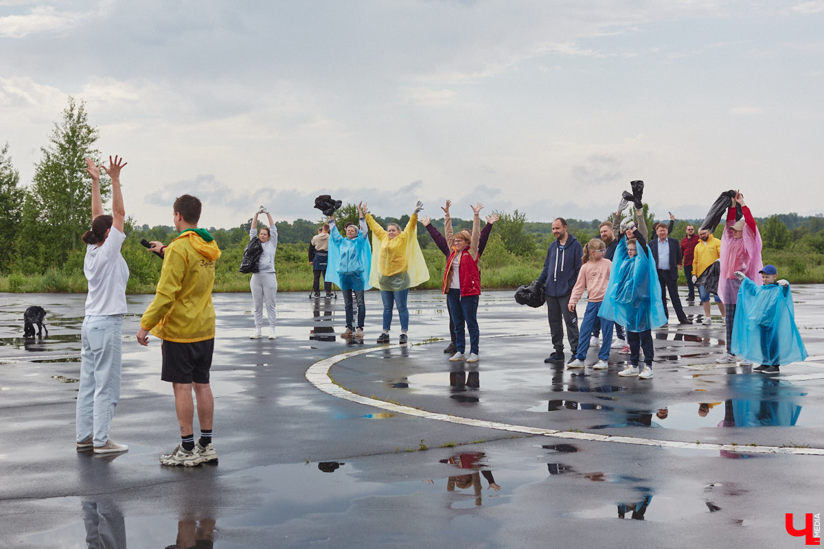 В дождевиках, но с улыбками! На озере Запольское прошел третий по счету субботник «Чистое озеро». Причем с подарками не только от организаторов мероприятия, но и от погоды. Уже третий год подряд неравнодушные граждане собираются вместе, чтобы проявить заботу об окружающей среде. Ну как мы могли пропустить такое важное событие, которое еще и завершилось BBQ-вечеринкой? Читайте и вы наш экологичный фоторепортаж.