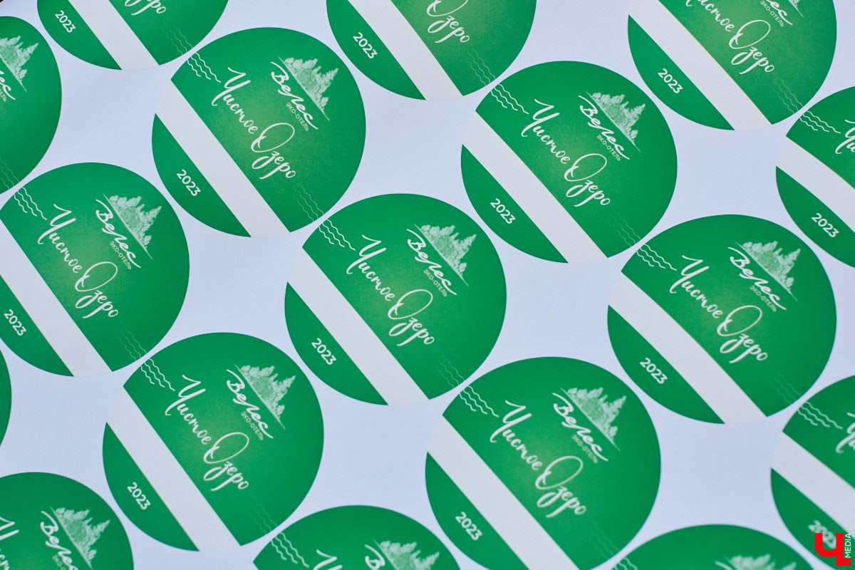 В дождевиках, но с улыбками! На озере Запольское прошел третий по счету субботник «Чистое озеро». Причем с подарками не только от организаторов мероприятия, но и от погоды. Уже третий год подряд неравнодушные граждане собираются вместе, чтобы проявить заботу об окружающей среде. Ну как мы могли пропустить такое важное событие, которое еще и завершилось BBQ-вечеринкой? Читайте и вы наш экологичный фоторепортаж.