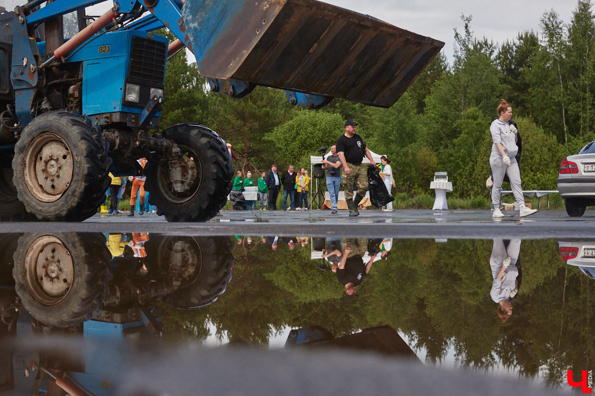 В дождевиках, но с улыбками! На озере Запольское прошел третий по счету субботник «Чистое озеро». Причем с подарками не только от организаторов мероприятия, но и от погоды. Уже третий год подряд неравнодушные граждане собираются вместе, чтобы проявить заботу об окружающей среде. Ну как мы могли пропустить такое важное событие, которое еще и завершилось BBQ-вечеринкой? Читайте и вы наш экологичный фоторепортаж.