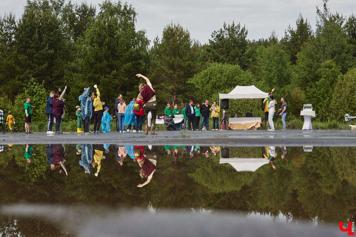 В дождевиках, но с улыбками! На озере Запольское прошел третий по счету субботник «Чистое озеро». Причем с подарками не только от организаторов мероприятия, но и от погоды. Уже третий год подряд неравнодушные граждане собираются вместе, чтобы проявить заботу об окружающей среде. Ну как мы могли пропустить такое важное событие, которое еще и завершилось BBQ-вечеринкой? Читайте и вы наш экологичный фоторепортаж.