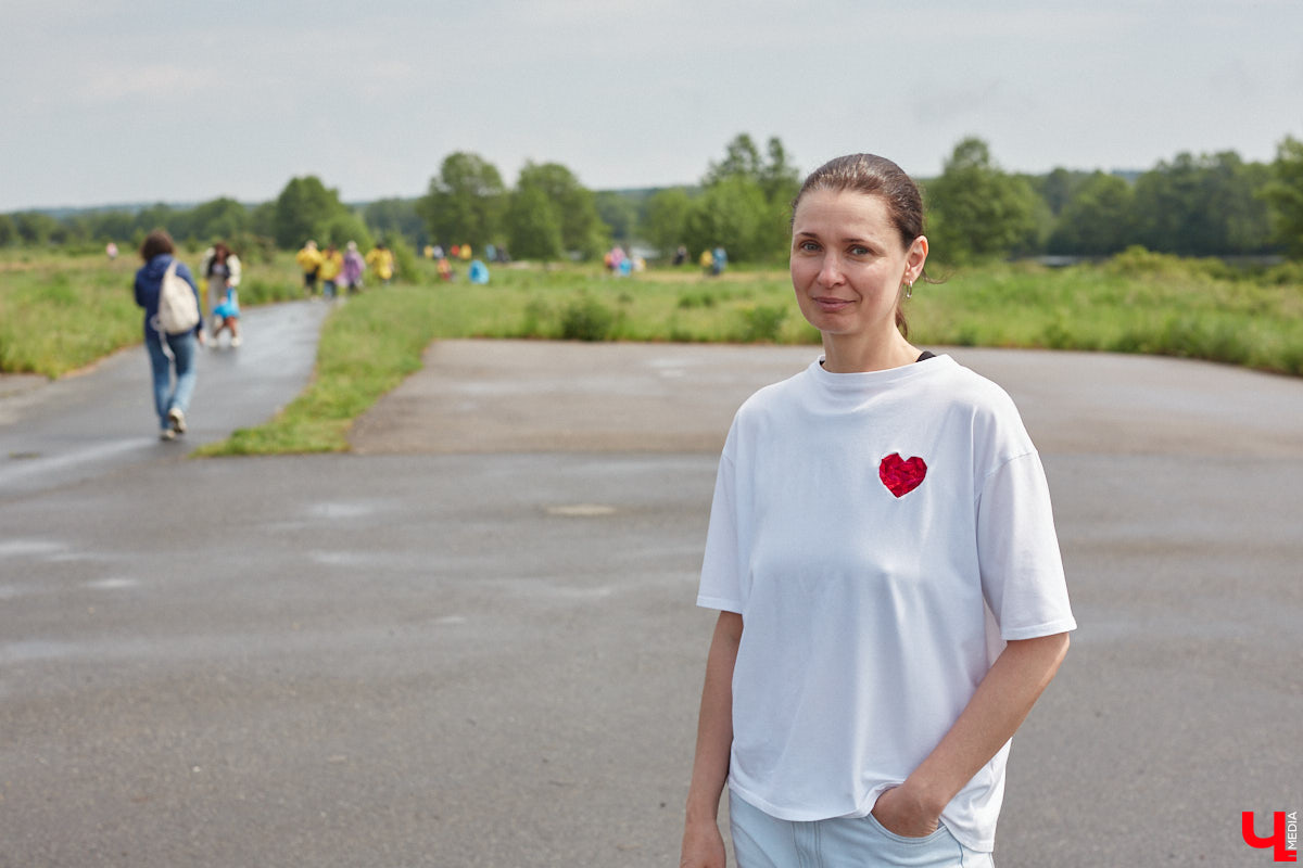 В дождевиках, но с улыбками! На озере Запольское прошел третий по счету субботник «Чистое озеро». Причем с подарками не только от организаторов мероприятия, но и от погоды. Уже третий год подряд неравнодушные граждане собираются вместе, чтобы проявить заботу об окружающей среде. Ну как мы могли пропустить такое важное событие, которое еще и завершилось BBQ-вечеринкой? Читайте и вы наш экологичный фоторепортаж.