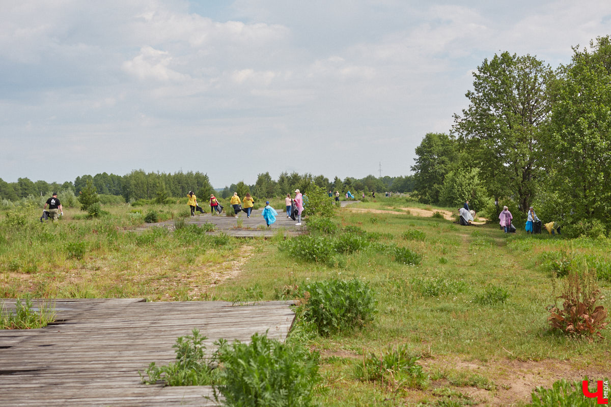 В дождевиках, но с улыбками! На озере Запольское прошел третий по счету субботник «Чистое озеро». Причем с подарками не только от организаторов мероприятия, но и от погоды. Уже третий год подряд неравнодушные граждане собираются вместе, чтобы проявить заботу об окружающей среде. Ну как мы могли пропустить такое важное событие, которое еще и завершилось BBQ-вечеринкой? Читайте и вы наш экологичный фоторепортаж.